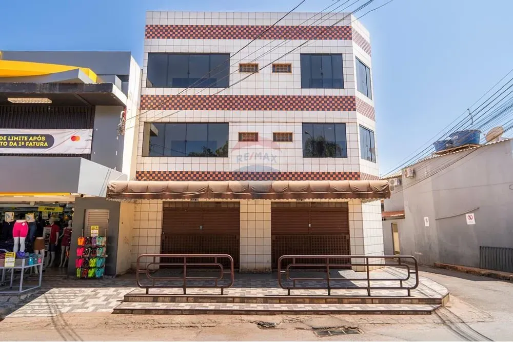 Prédio com 10 Apartamentos e 2 Lojas em São Sebastião Brasília DF