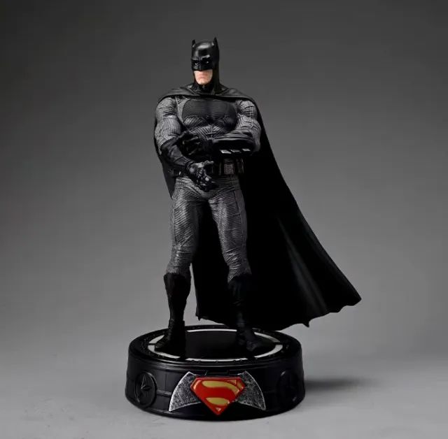 estátua batman - the batman - liga da justiça