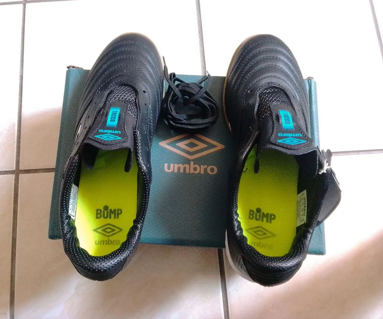 Chuteira de Futsal Umbro Tocco III Versão Premier Tamanho 43 - Foto 3