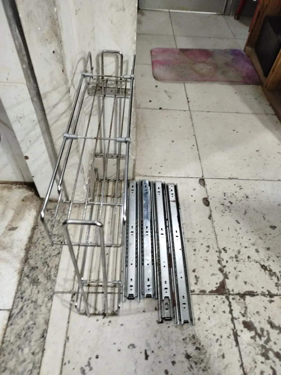 Porta latas com trilhos