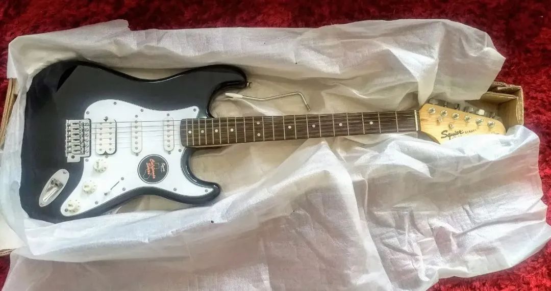 Guitarra Fender Squier Bullet Stratocaster Hss Humbucker