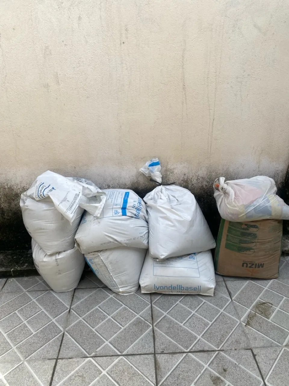 6 SACOS AREIA E 1 ARGAMASSA