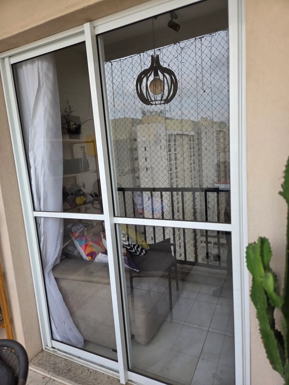 Porta de vidro e alumínio para sacada