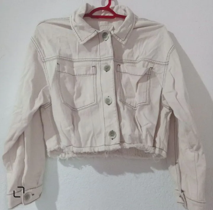 Jaqueta Jeans Cropped Bege com Detalhes