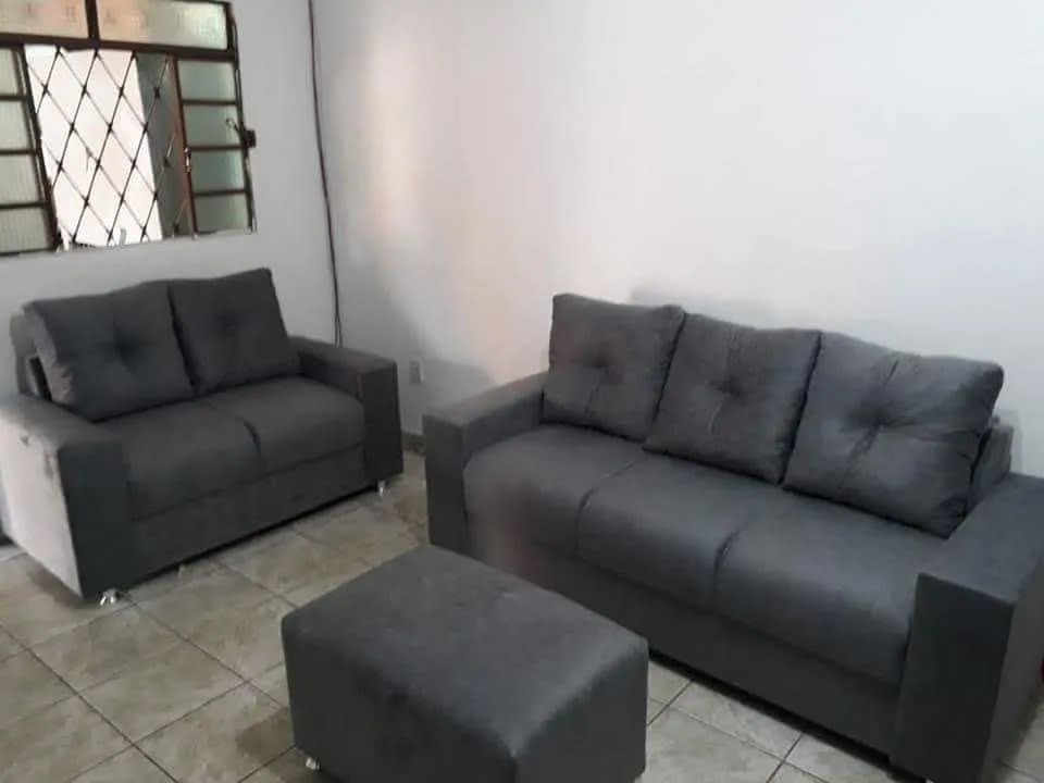 Conjunto de Sofás Cinza - 3 e 2 Lugares + Puff - Foto 2