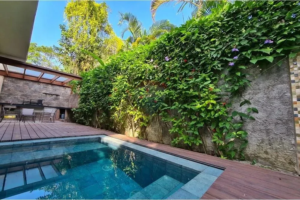 Casa à venda em condomínio a 50 metros do mar Barra do Sahy