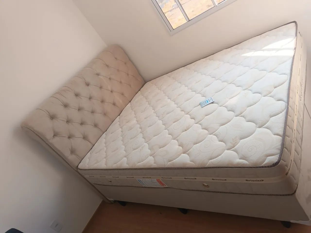 Cama tamanho Queen size na cor bege - Foto 2