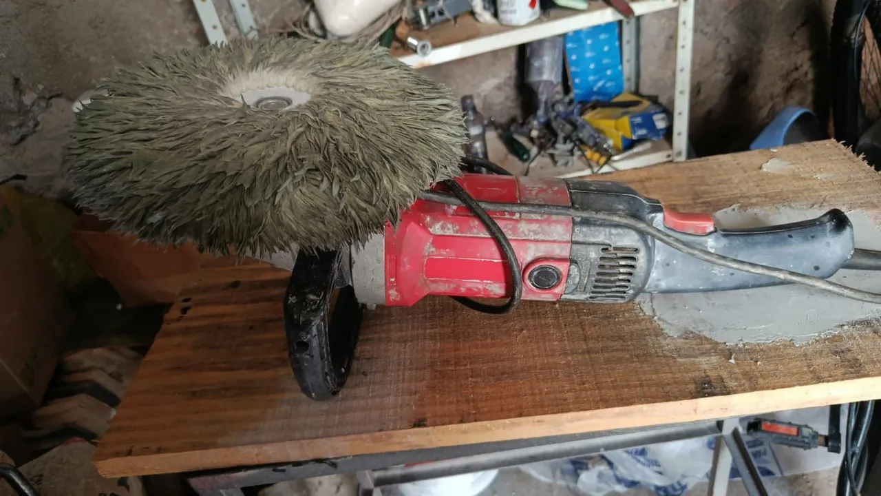Esmerilhadeira com Disco de Polimento