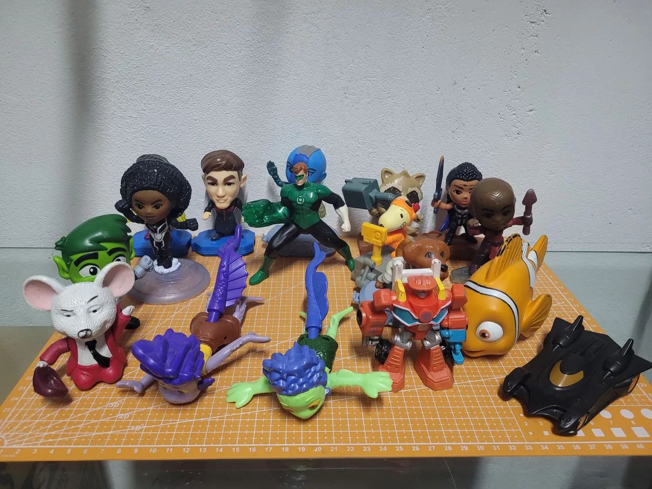 Lote de brinquedos marvel outros