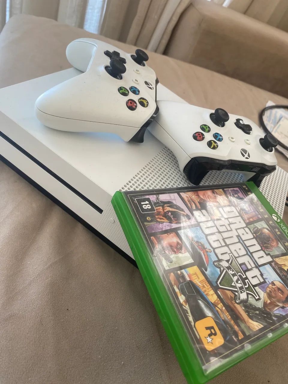 XBOX ONE S 1TB - 2 Controles + GTA v - Com defeito - Foto 2