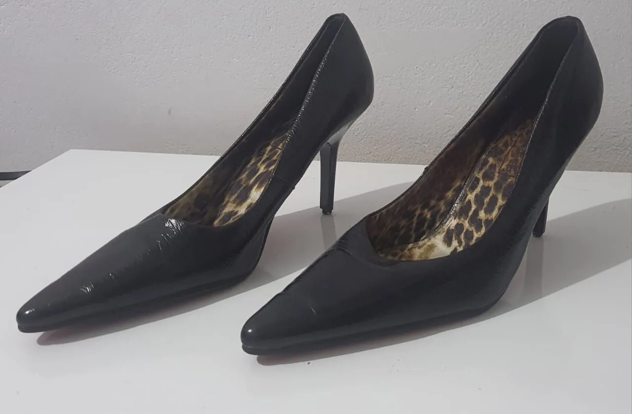 Scarpin Onça Sola Vermelha Salto Alto Fino Celine Preto - TAM: 36