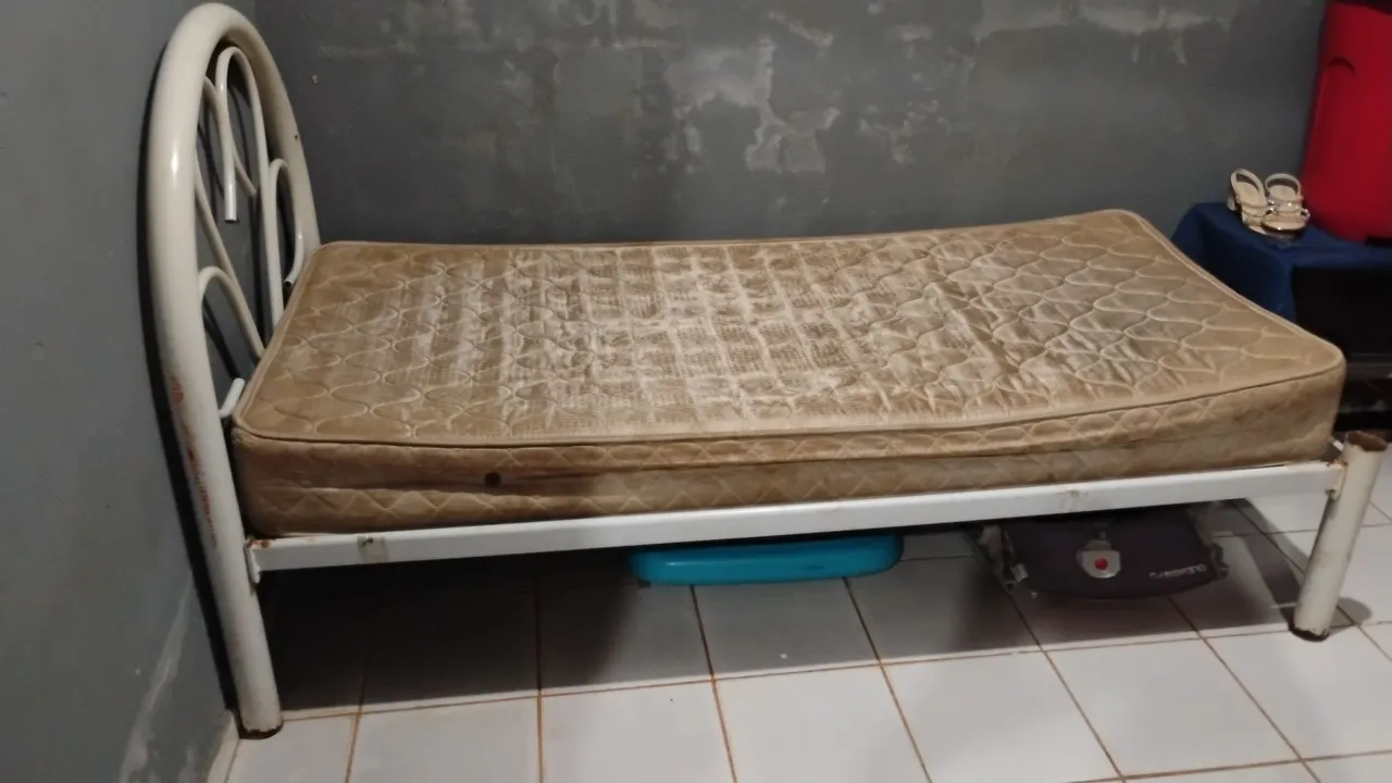 Cama de solteiro com colchão