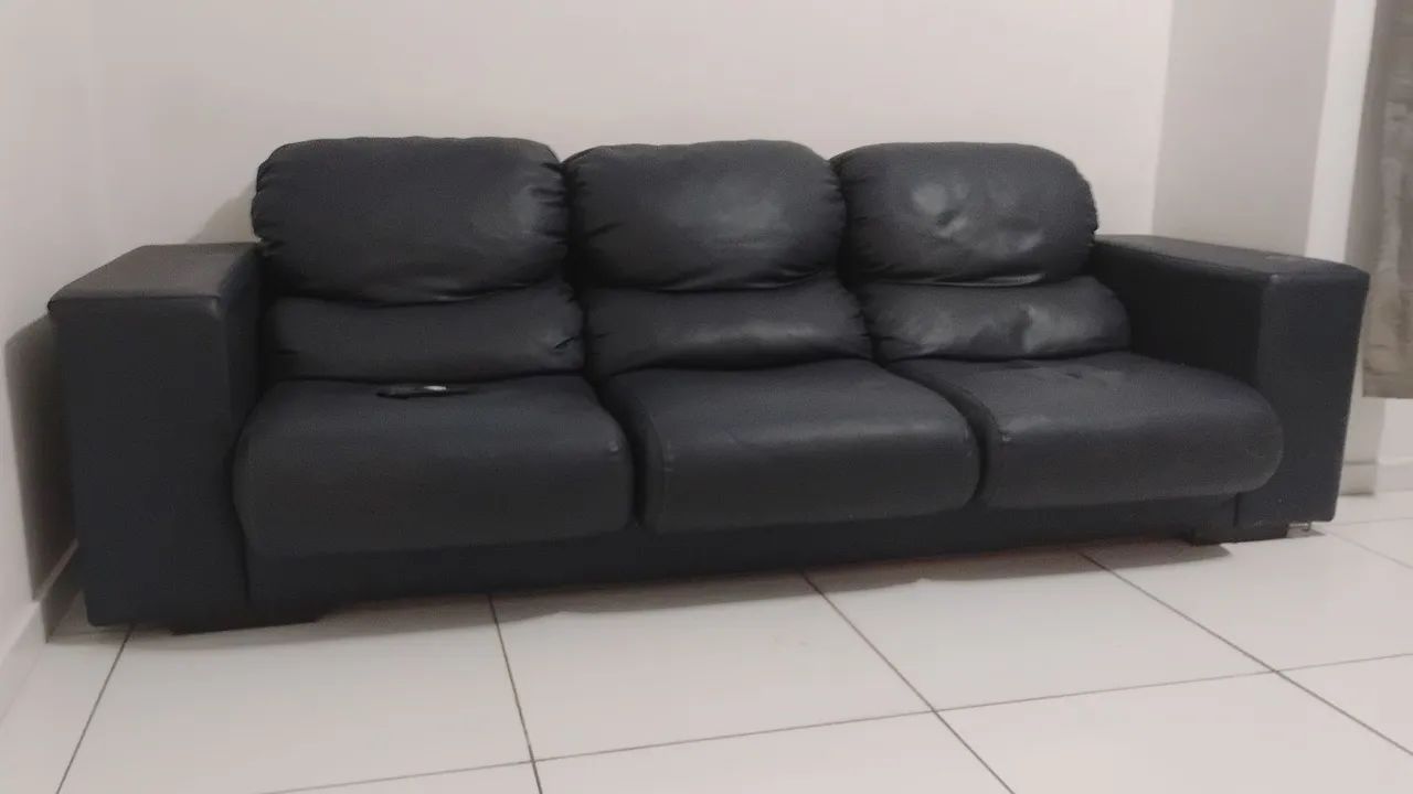 Belíssimo sofá de 3 lugares em couro