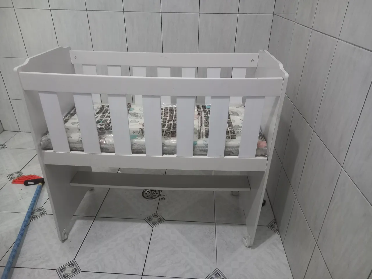 Berço branco com grade