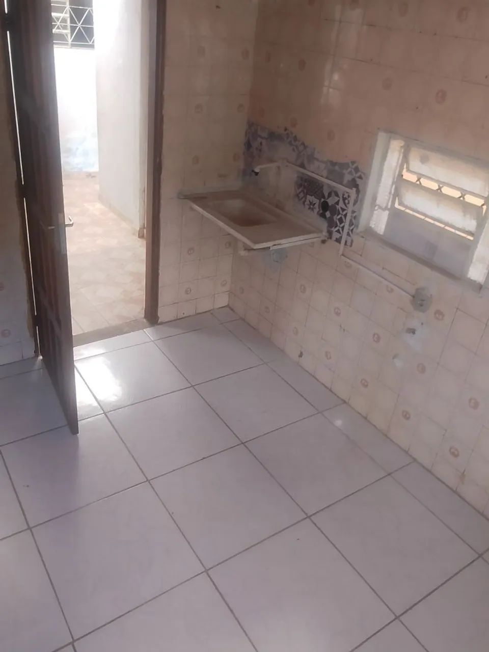 Alugo casa de fundo 