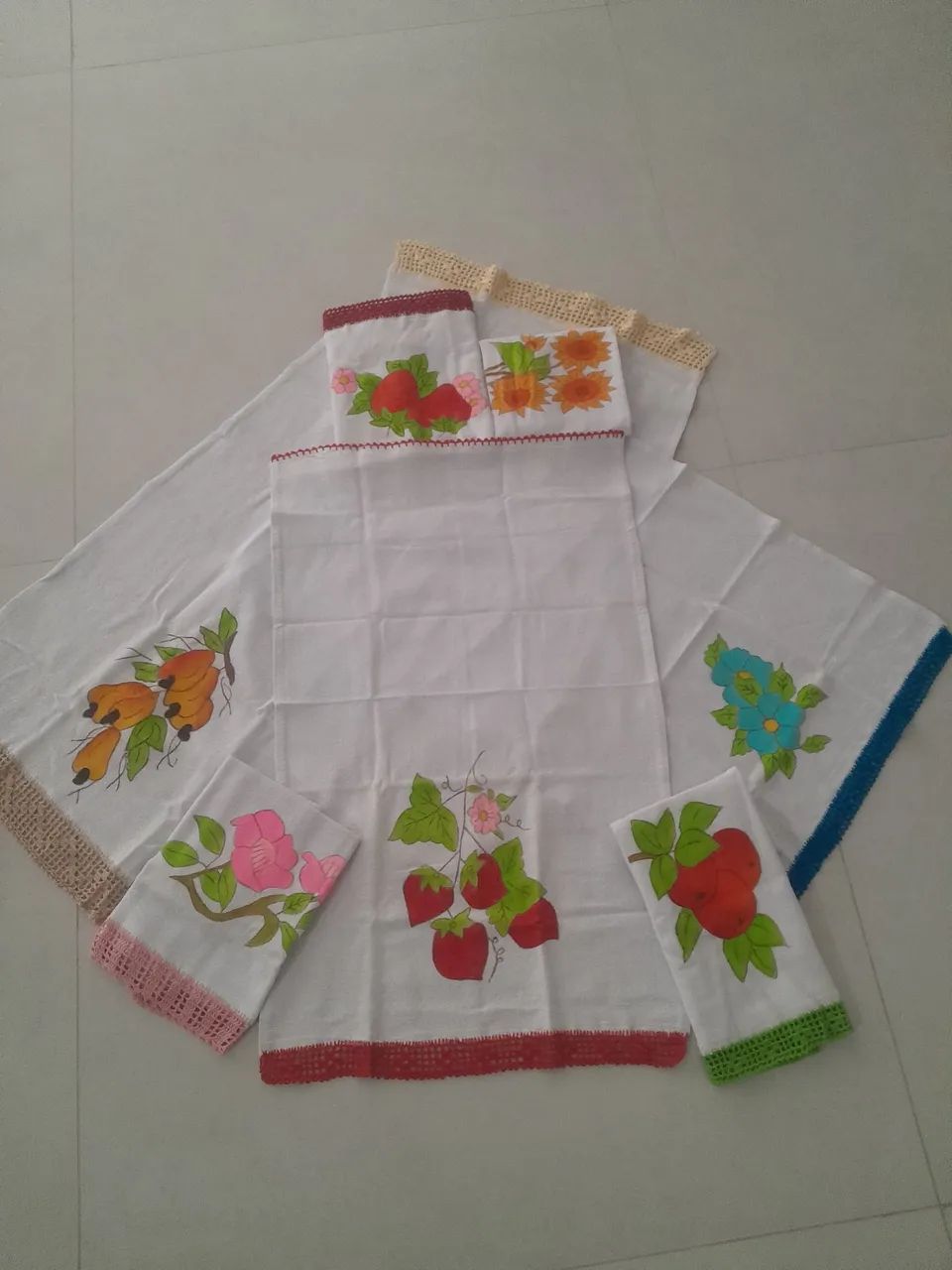 Panos de prato artesanais em tecido 100% algodão, pintados à mão com bainhas de crochê - Foto 2