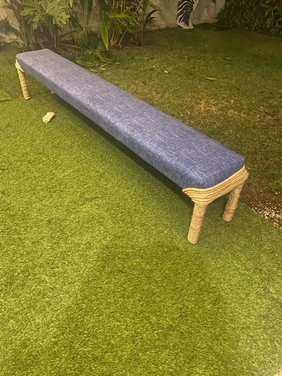 Banco de ferro Estofado em Azul com Detalhes em Corda de bamboo