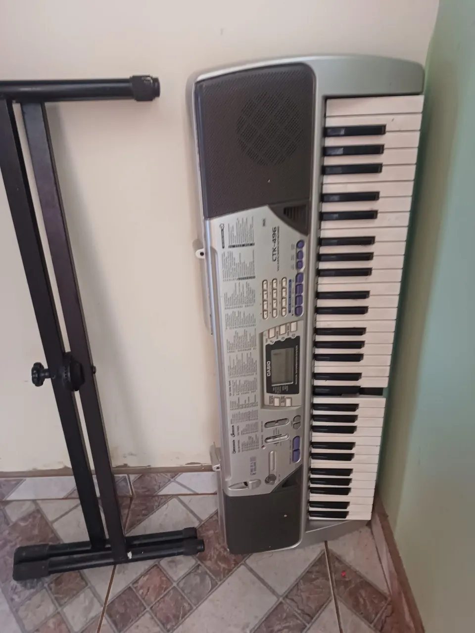 Teclado Casio CTK-496 com suporte