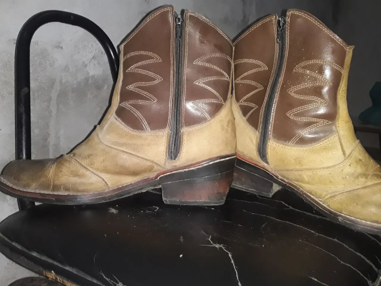 Botas de couro em bom estado 2 paresy Couro - Conforto e Estilo!