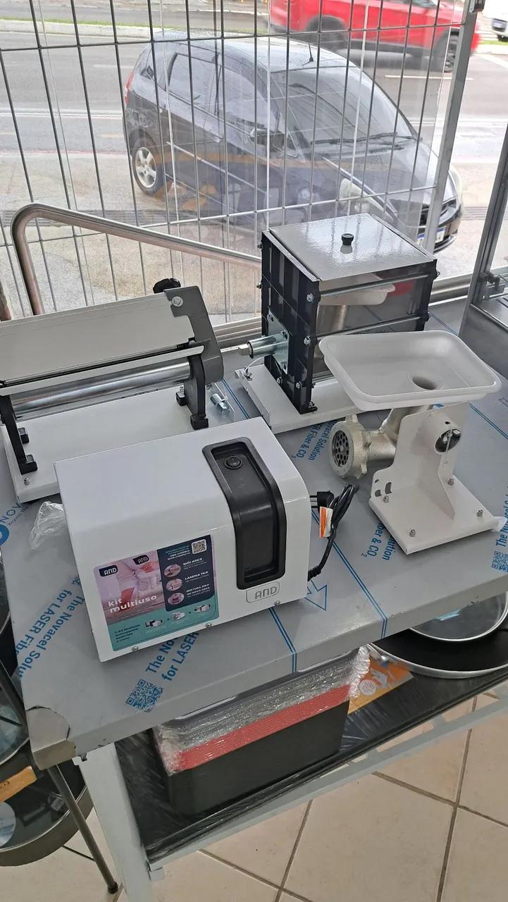 A. Kit multiuso amassadeira, laminador, moedor ..