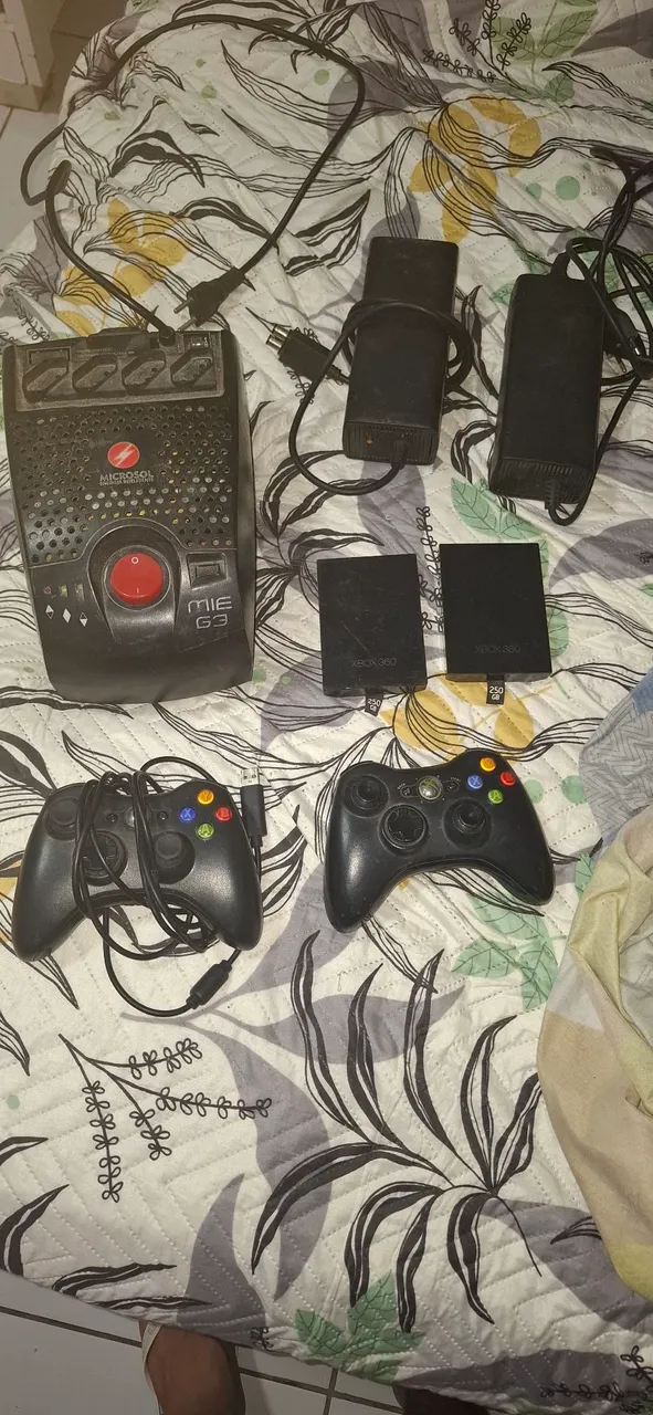  2 Controles (1 sem fio), 2 HD 250 gb , 9 jogos  originais e um estabilizador.