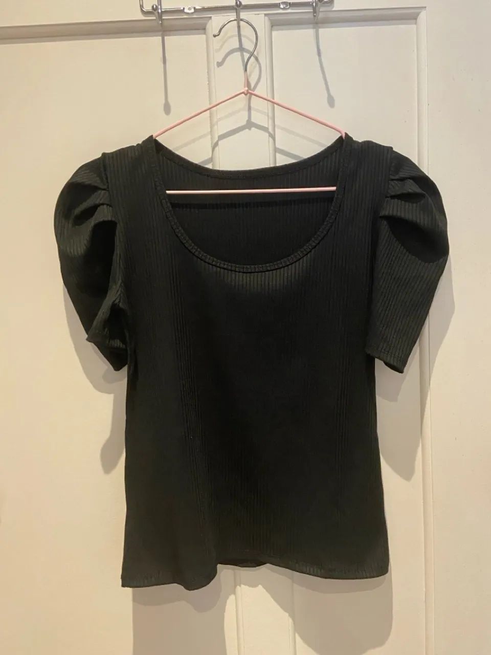 Blusa preta com mangas bufantes