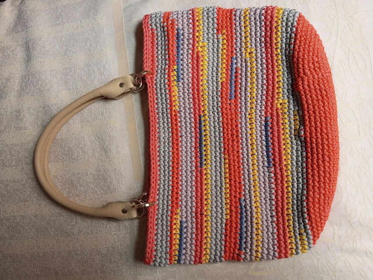 Bolsa de crochê colorida, alças couro  - Foto 3