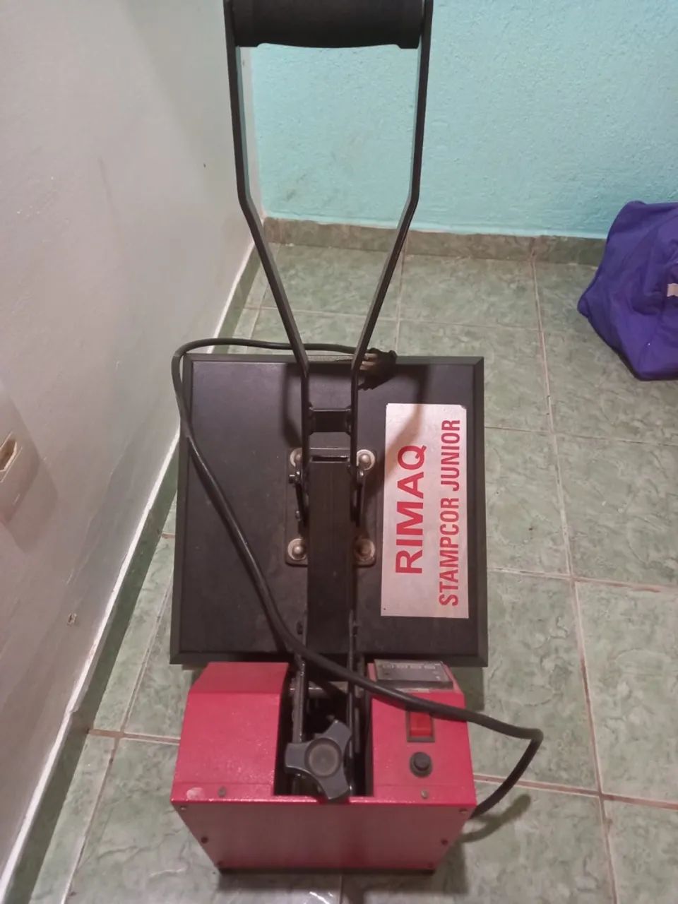 Máquina de estampar camisetas e impressora 