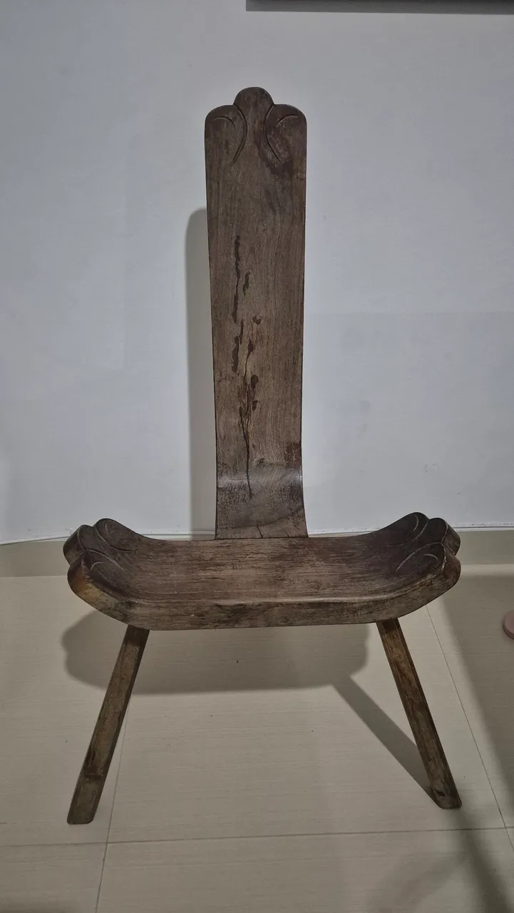 Cadeira rústica de madeira.