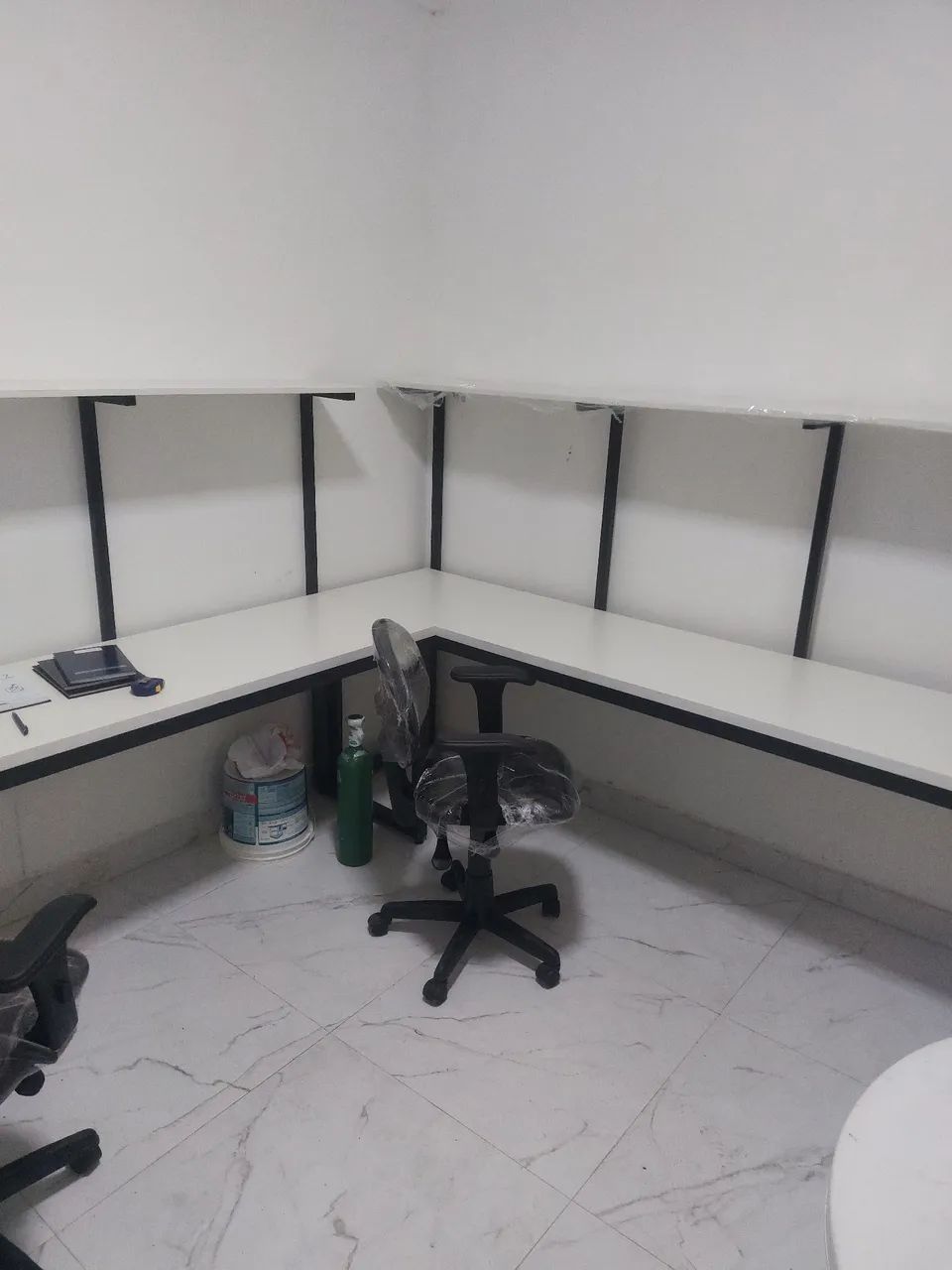 Mesa em L para Escritório com Prateleira - Foto 4