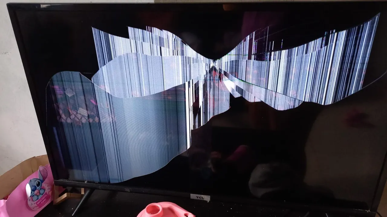 TV TCL 46'' com tela quebrada