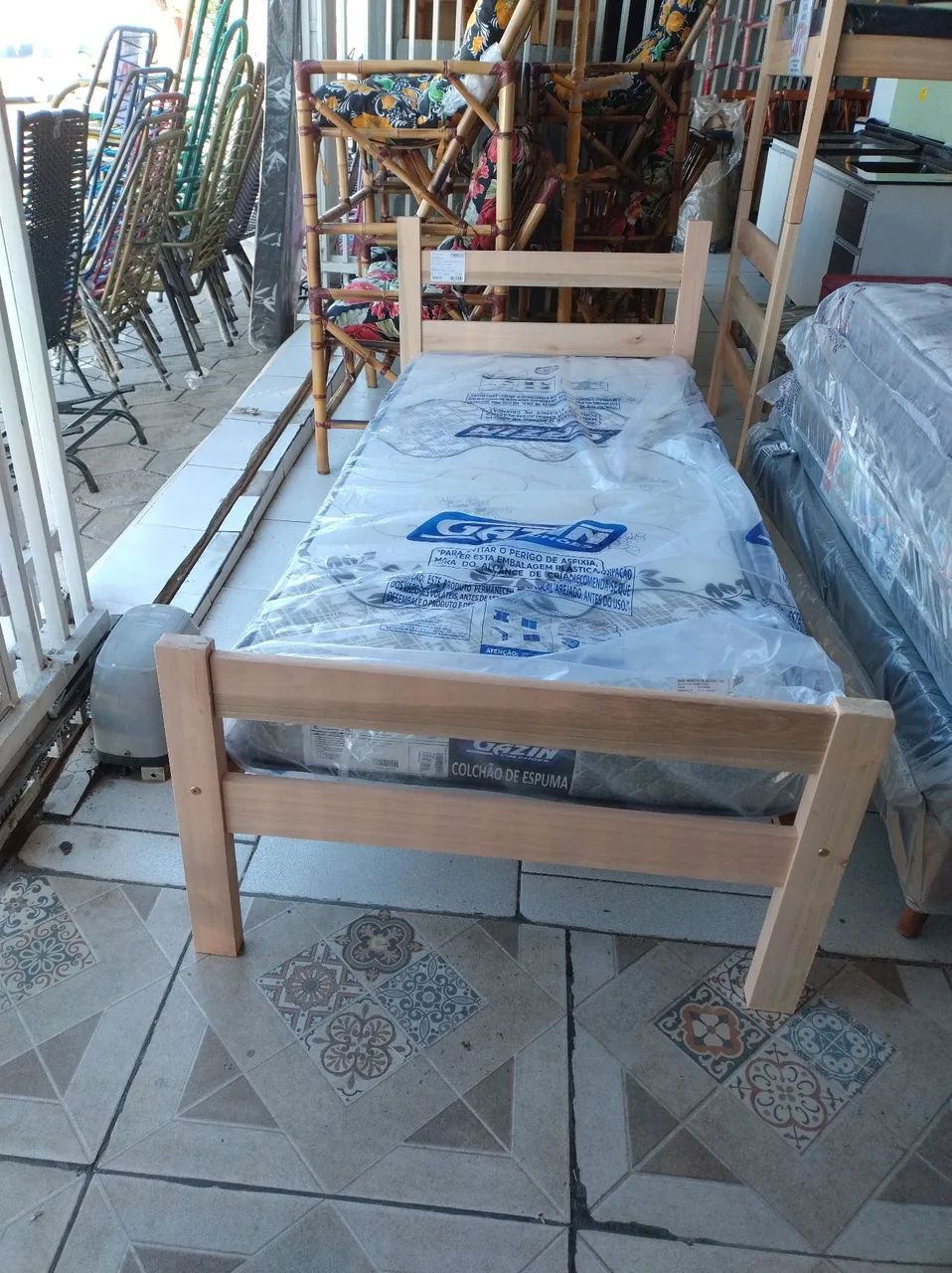 Cama de solteiro NOVAS MADEIRA RESISTENTE EUCALIPTO com colchão de solteiro Gazin espuma