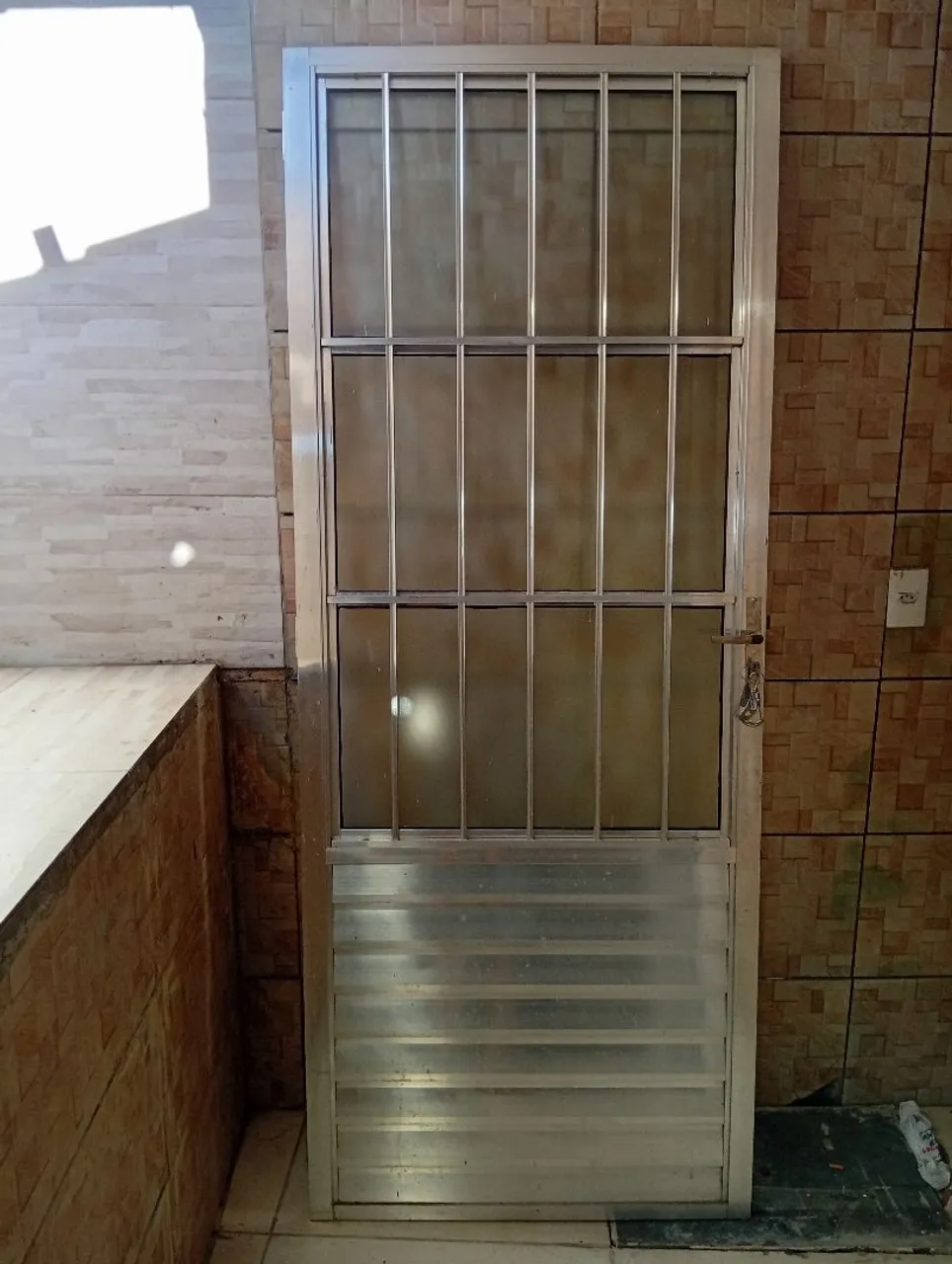 Porta de Alumínio com Vidro e Grade