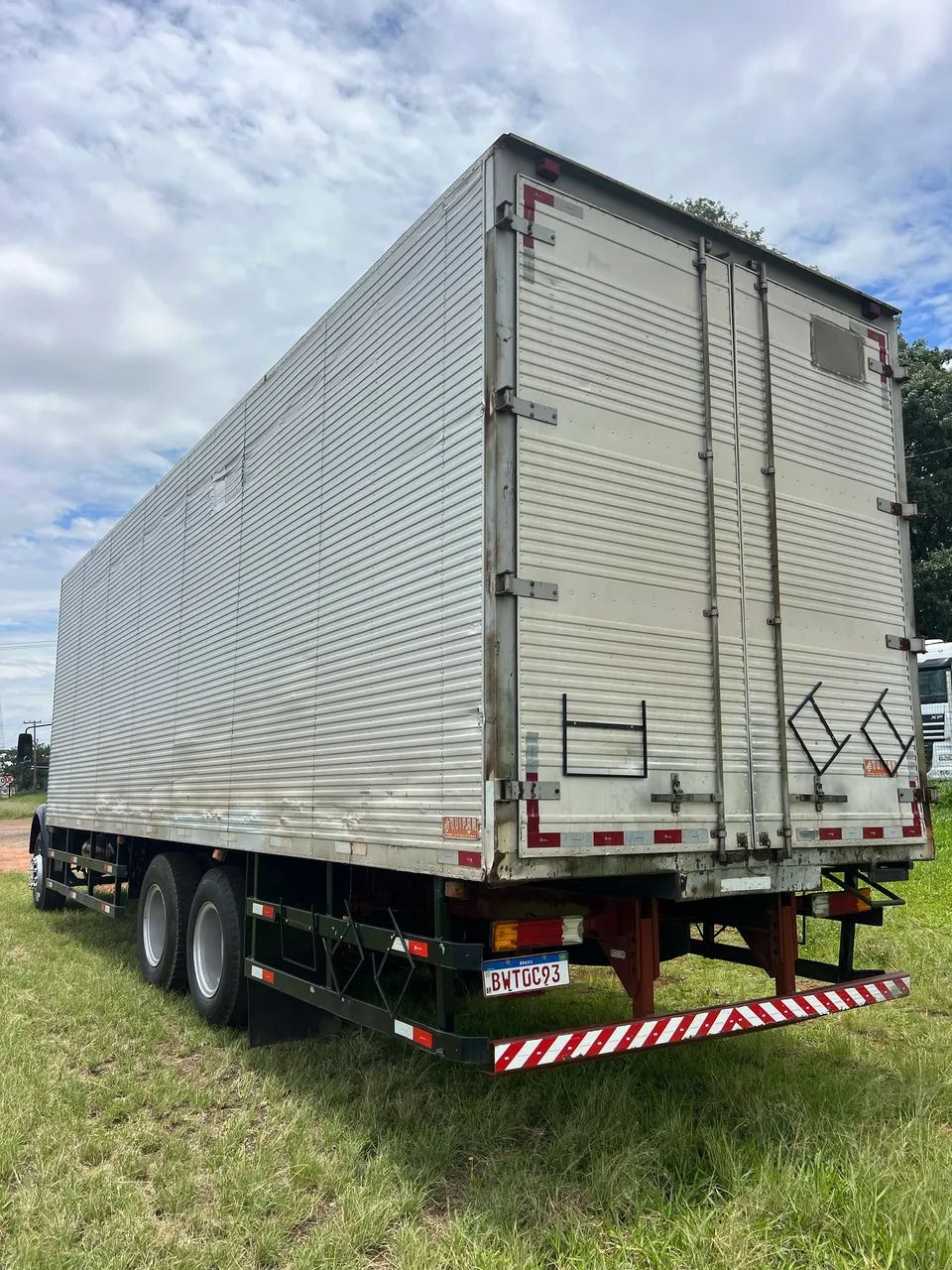 MERCEDES BENZ 1516 6X2 TRUCADO BAÚ 8.90 METROS 1976 / 1976  - Foto 4