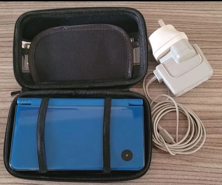 Nintendo DSI Azul , com 4 jogos, 1 carregador e uma case!!