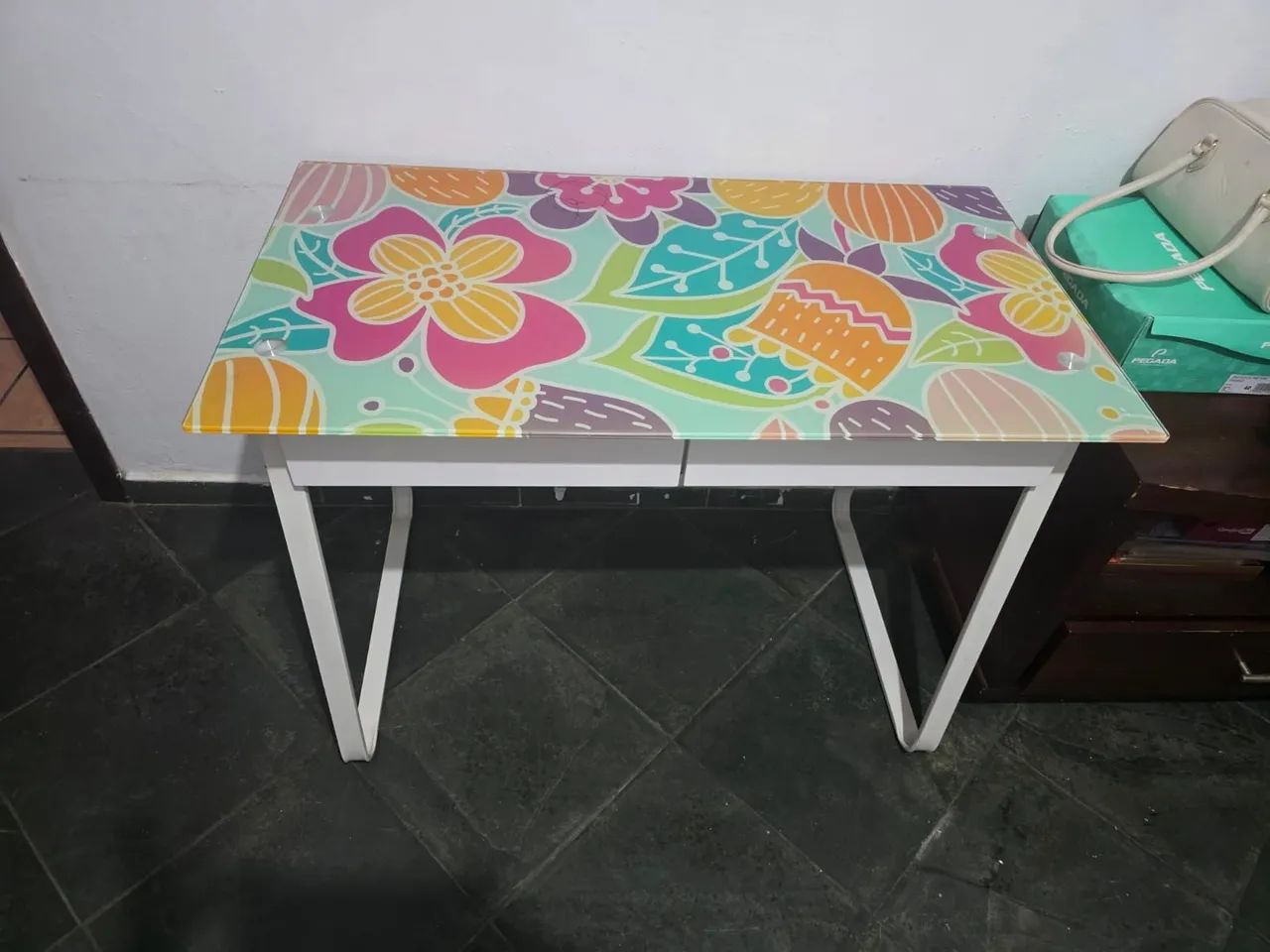 Sofás 1 e 2 lugares e mesa ferro e tampo blindex decorado - Foto 5