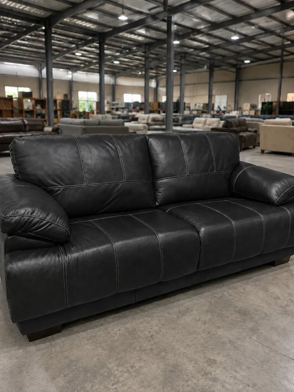 Sofá de Couro Preto NOVO MOSTRUÁRIO 
