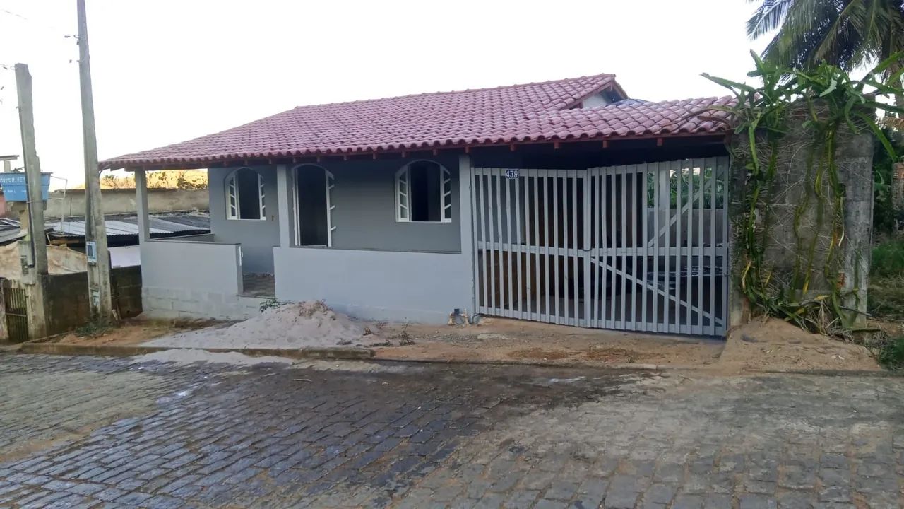 Casa com garagem e quintal 