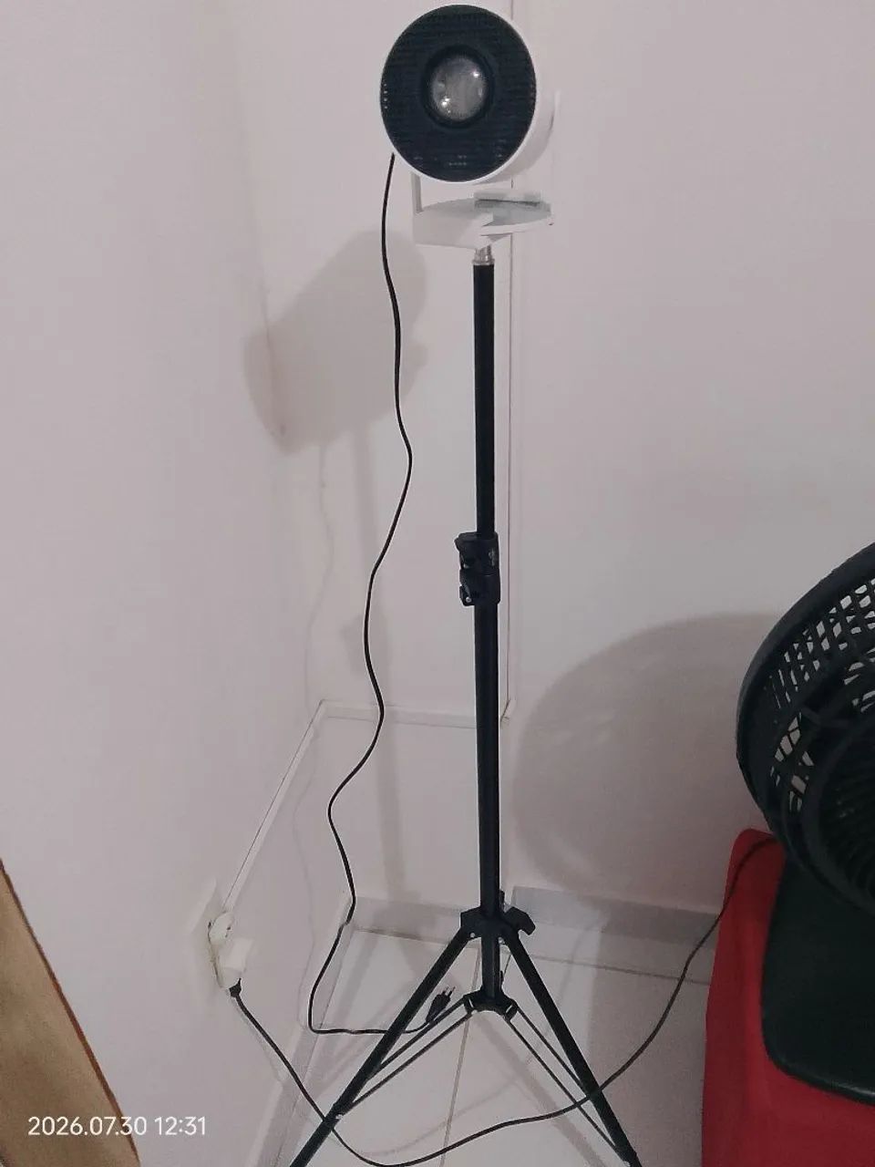 Projetor+ tripé+painel pra por na parede, 70 polegadas. Valor negociável.