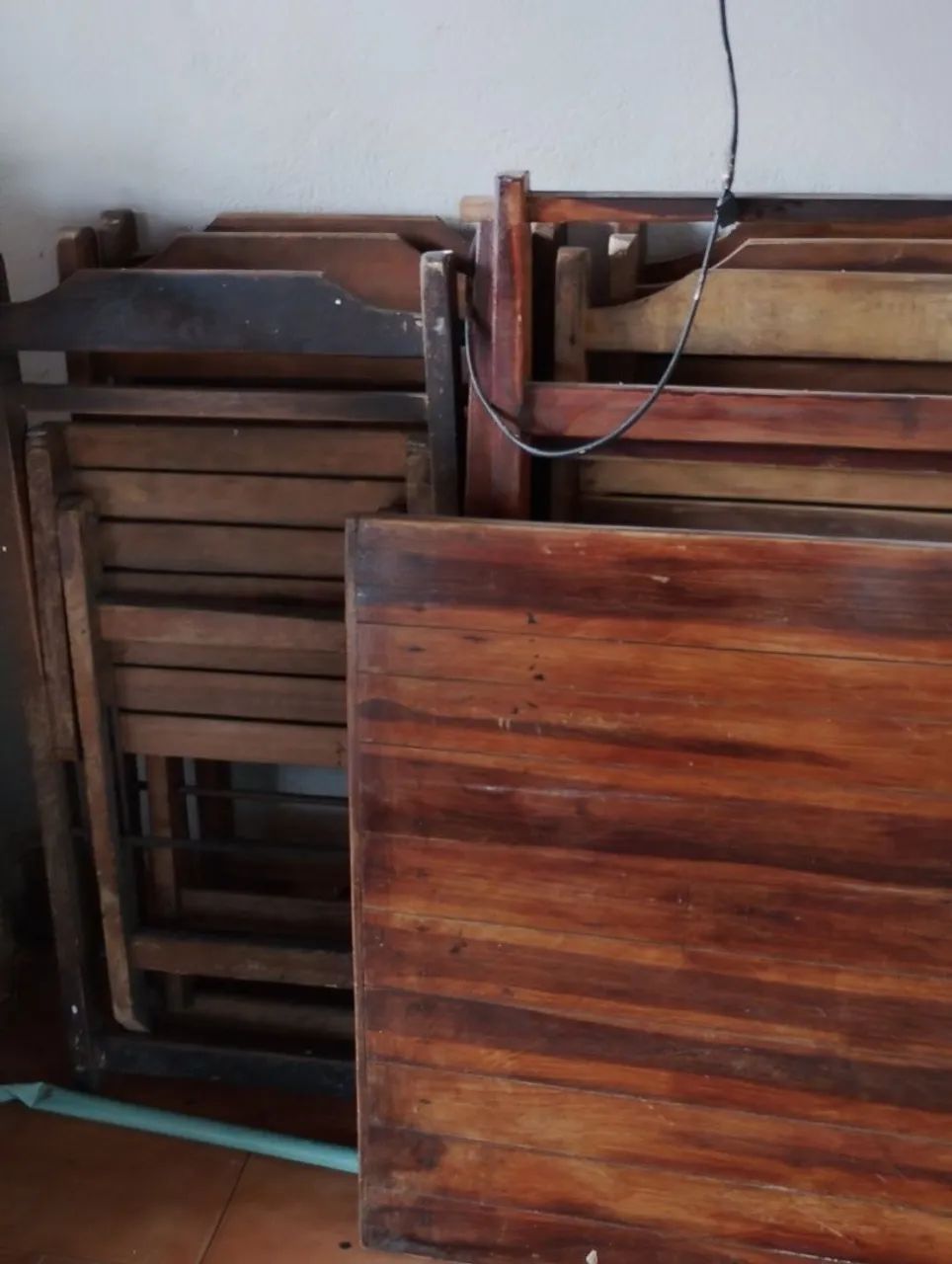 Conjunto de mesa e cadeiras de madeira  - Foto 2