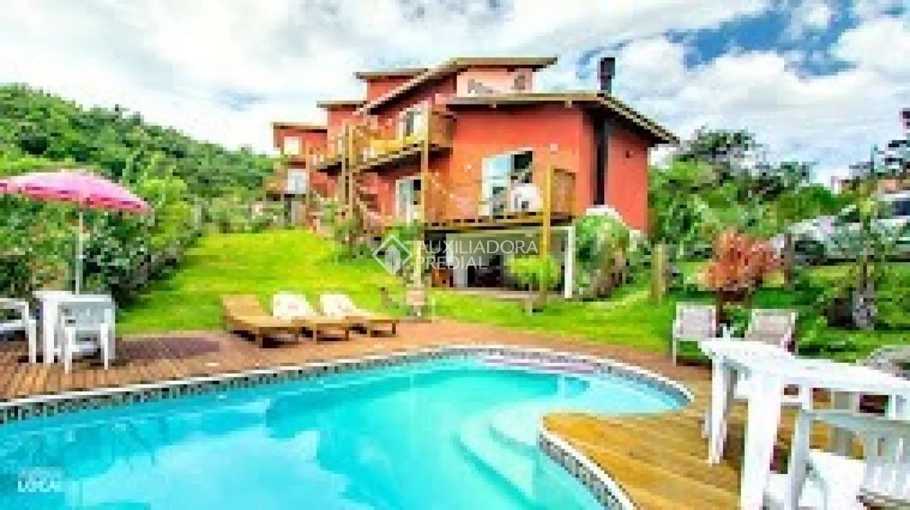 POusada com Piscina Próximo ao Centrinho do Rosa e à Lagoa de Ibiraquera