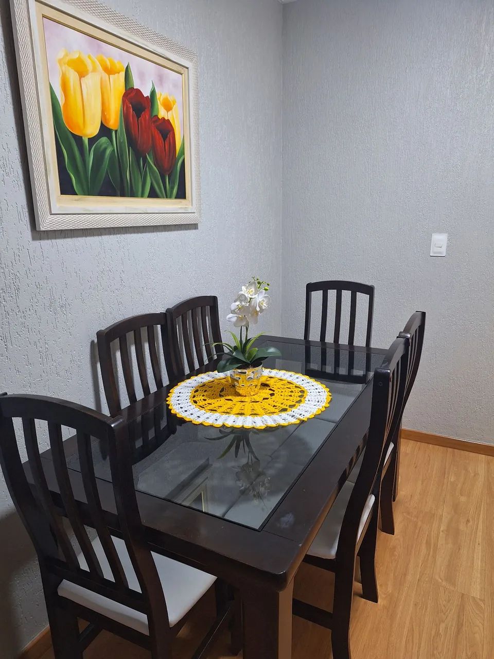 Mesa de madeira com topo de vidro + 6 cadeiras