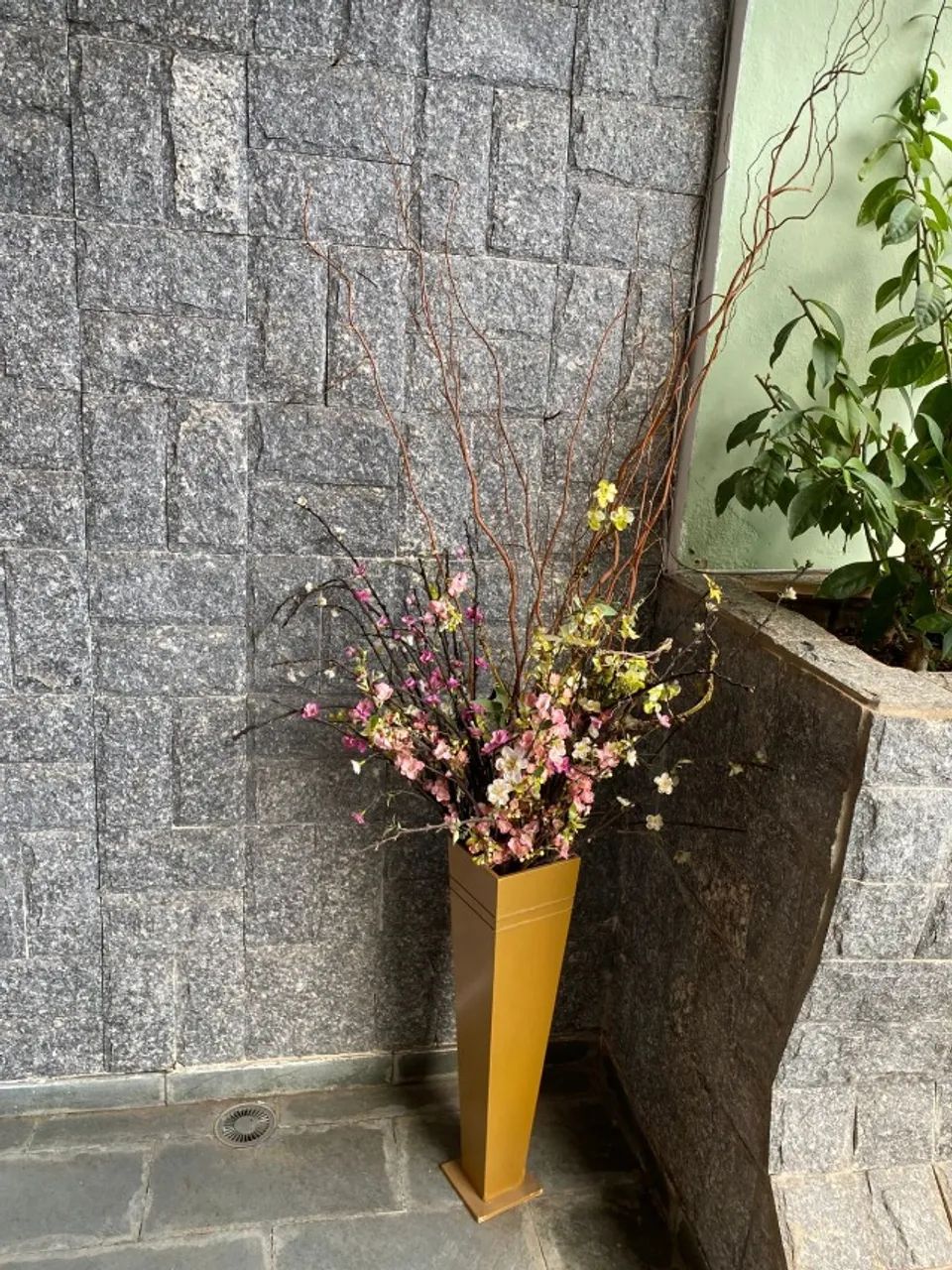 Vaso com arranjo de flor artificial - Foto 4