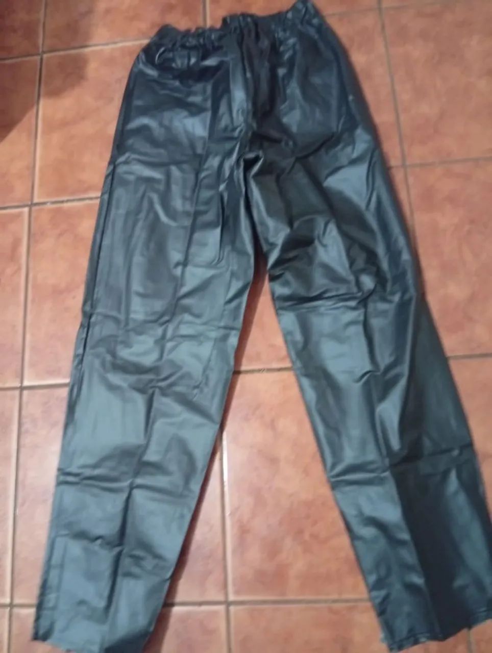 Vende-se capa de chuva nova,nunca usada tamanho GG - Foto 2