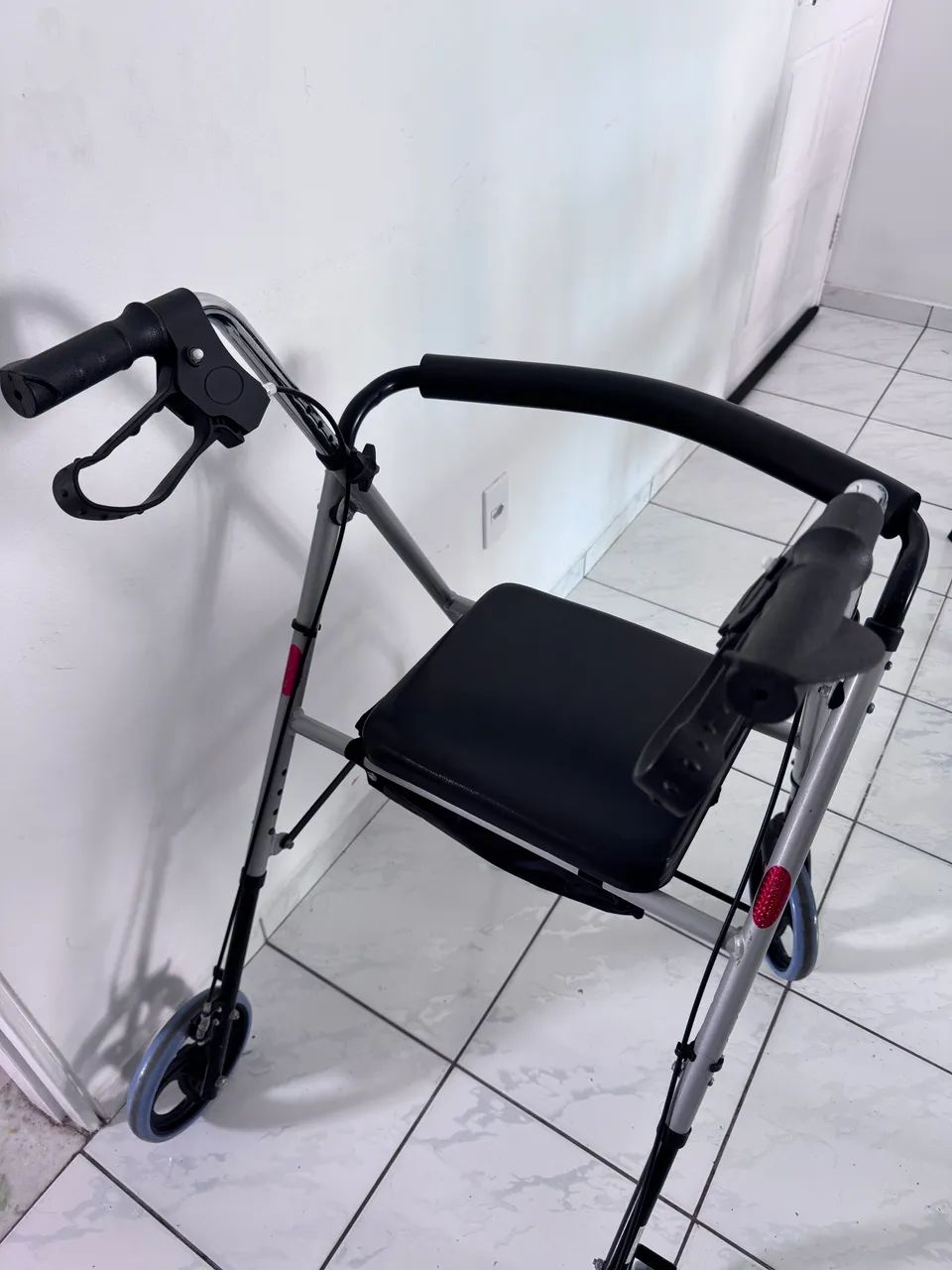 Vendo Andador dobrável e grade para cama