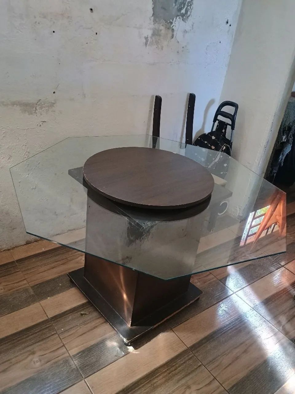 Mesa de jantar sem cadeiras