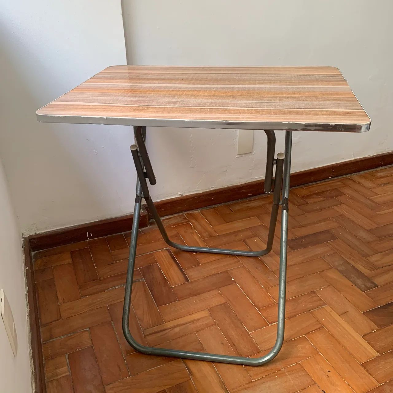Mesa dobrável MDF 50x70cm cor madeira e borda prata