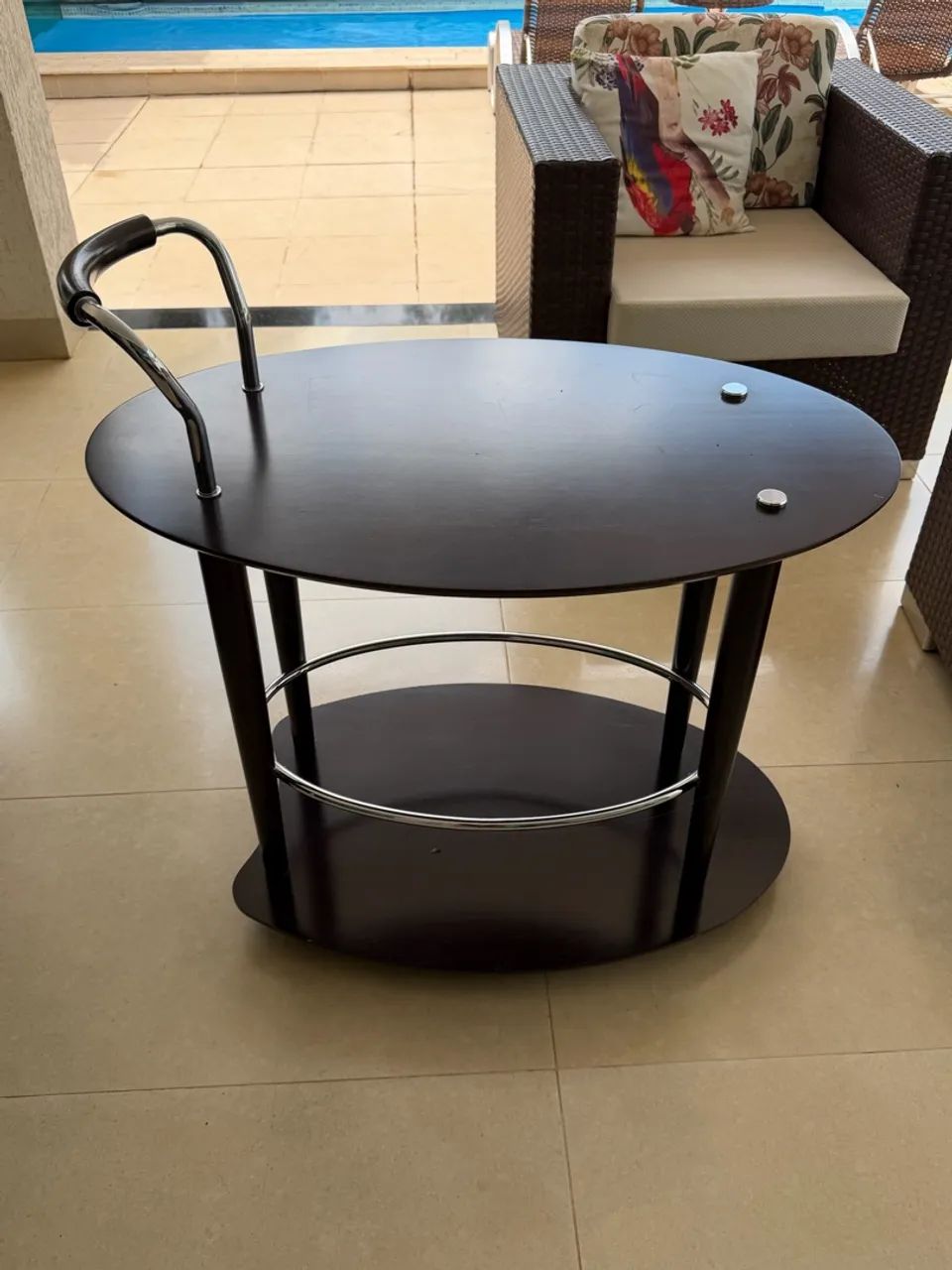 Mesa de centro oval preta - moderna e elegante 