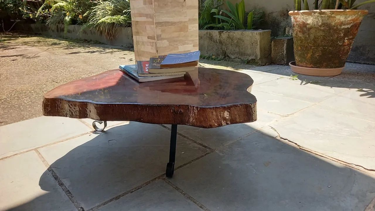Vendo Mesa de Centro ou Lateral Rústica com acabamento Resinado - Foto 3