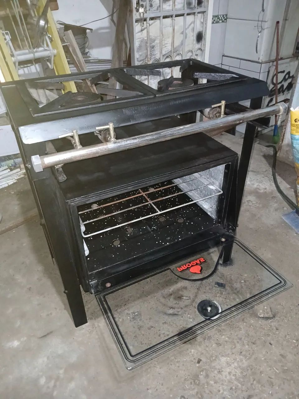 Fogão industrial de 2 bocas e forno, da marca progás, funcionando perfeitamente,valor 800 